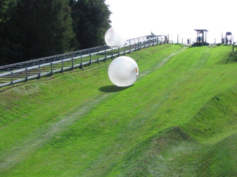 Una bola de aire rodando por una pendiente