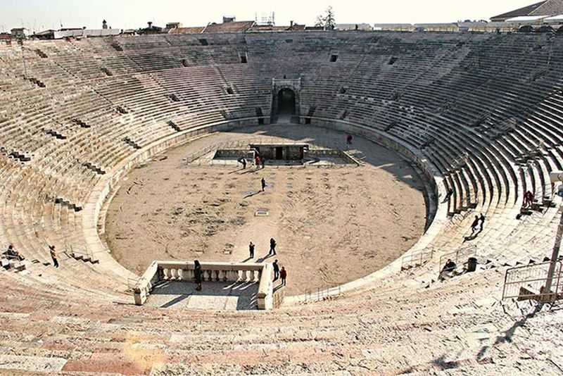 Lugar con gradas y en el centro dos entradas