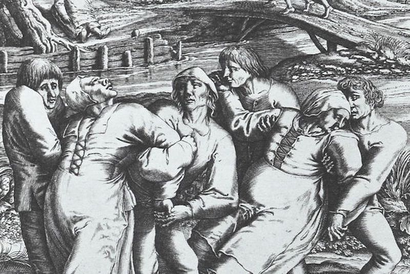 Varias personas bailando tomadas de las manos