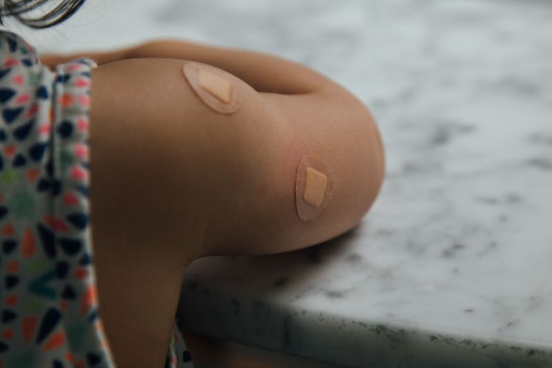 Niña con varias curitas