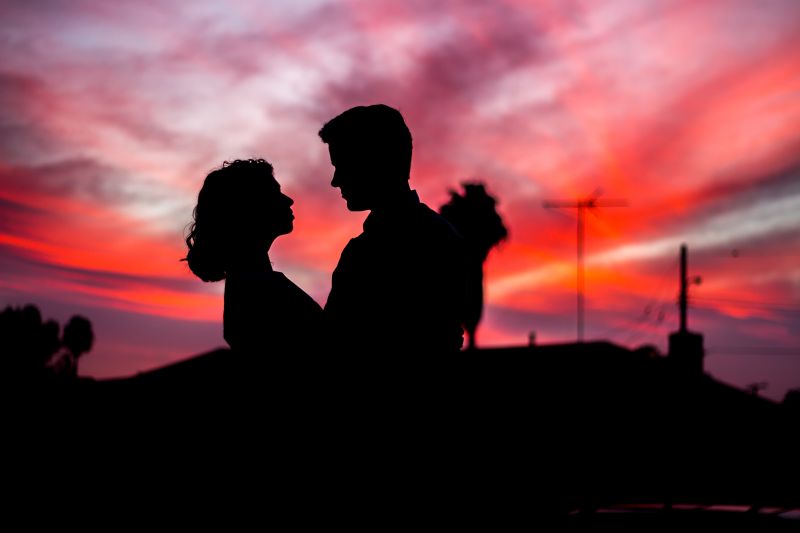 Una pareja en un atardecer