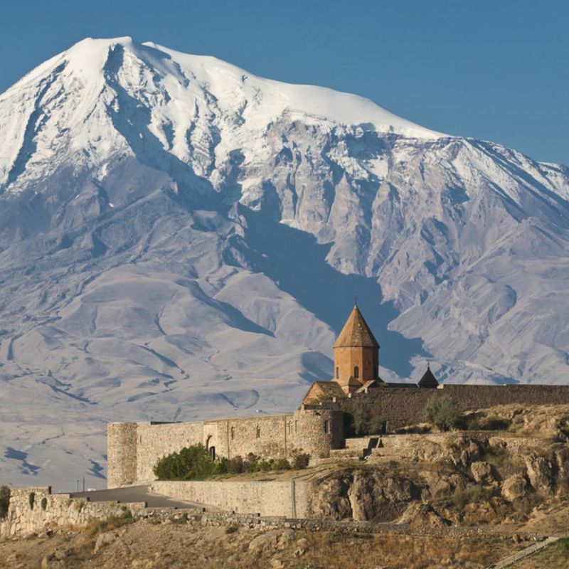 Foto de la iglesia y de fondo una montaña