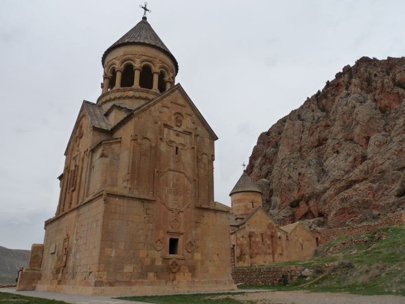 Iglesia muy alta en un prado