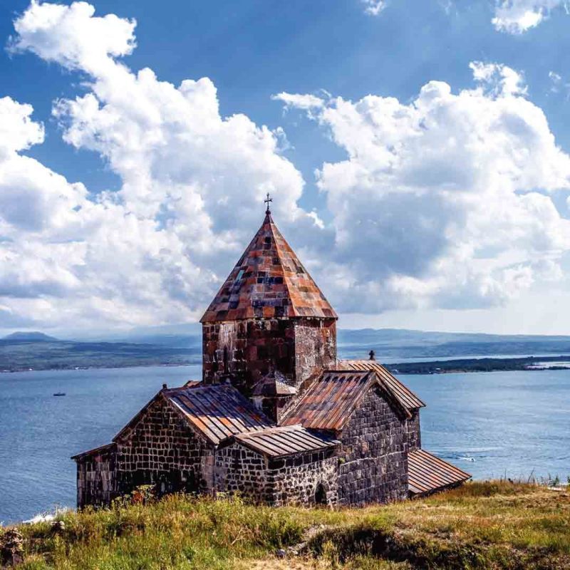 Iglesia en un prado cerca del mar en una montaña