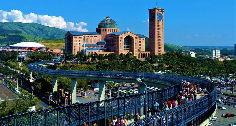 Basílica grande un poco moderna