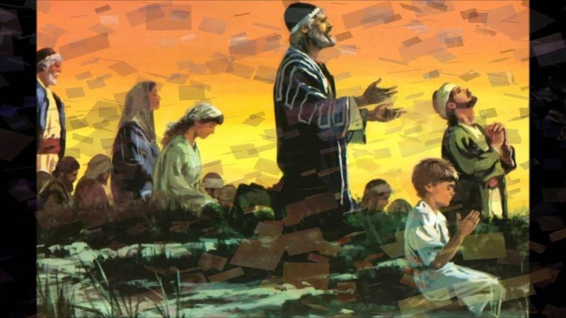 Personas arrodilladas alzando sus brazos