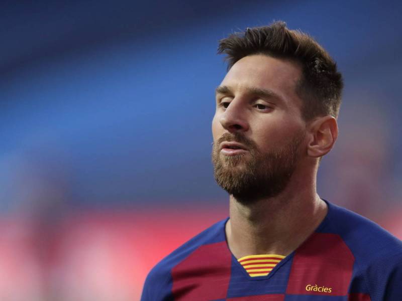Un jugador de fútbol mirado hacia el horizonte con el fondo desenfocado