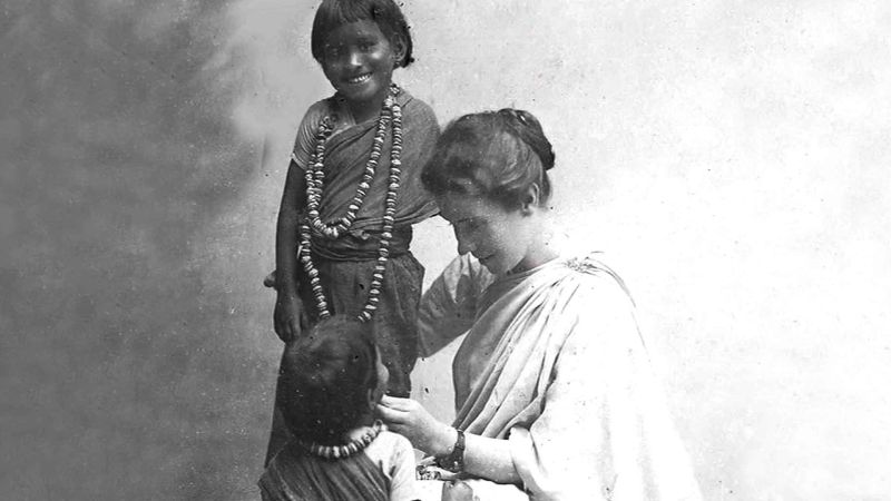 Una mujer ayudando a unos niños