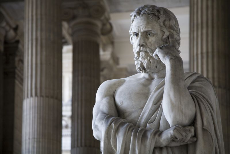 Escultura de un hombre pensando