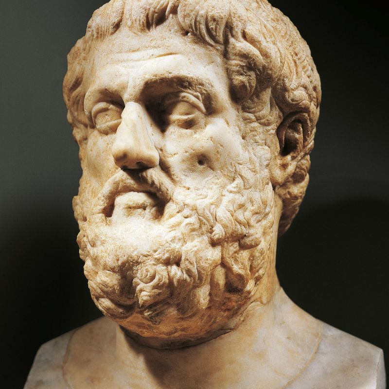 Escultura de un hombre barbado