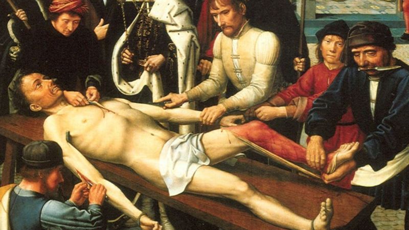 Varias personas desollando a una