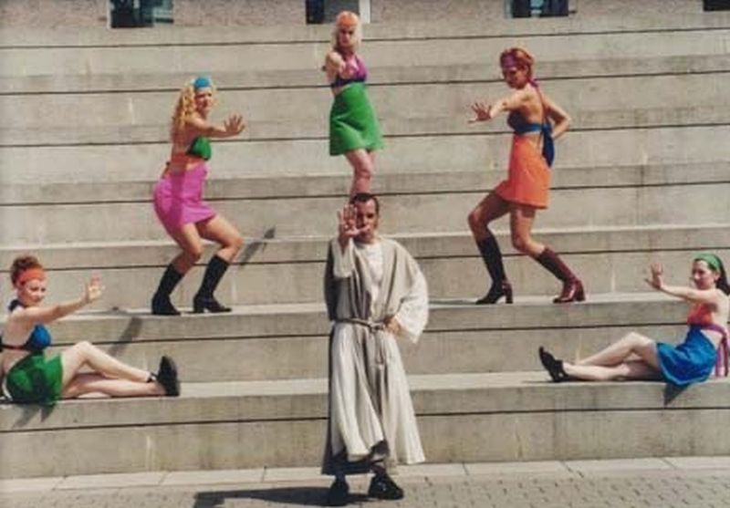 Aparente coreografia con jesus en medio