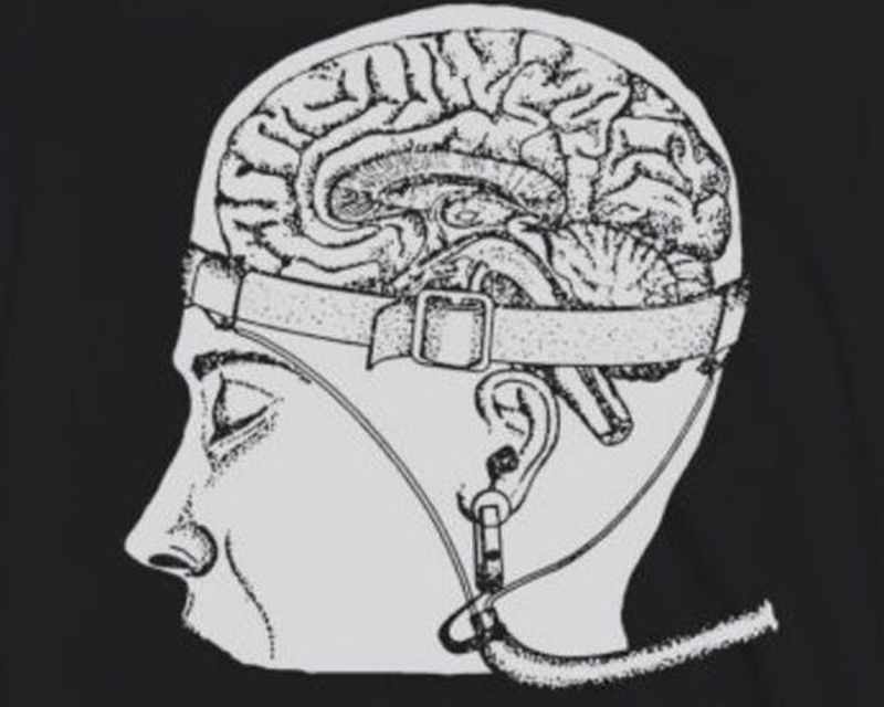 Un hombre con una correa alrededor delcerebro