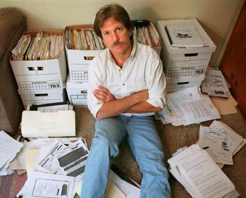 Webb al lado de muchos archivos