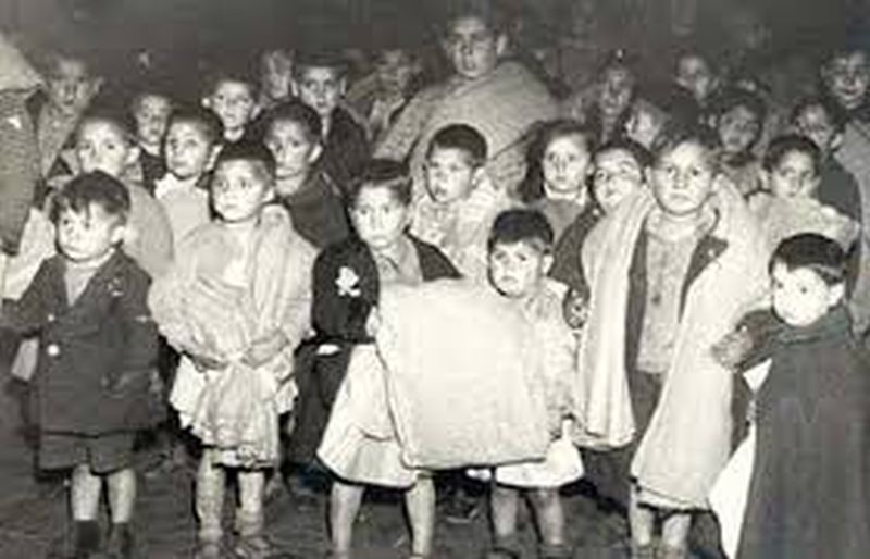 Varios niños reunidos