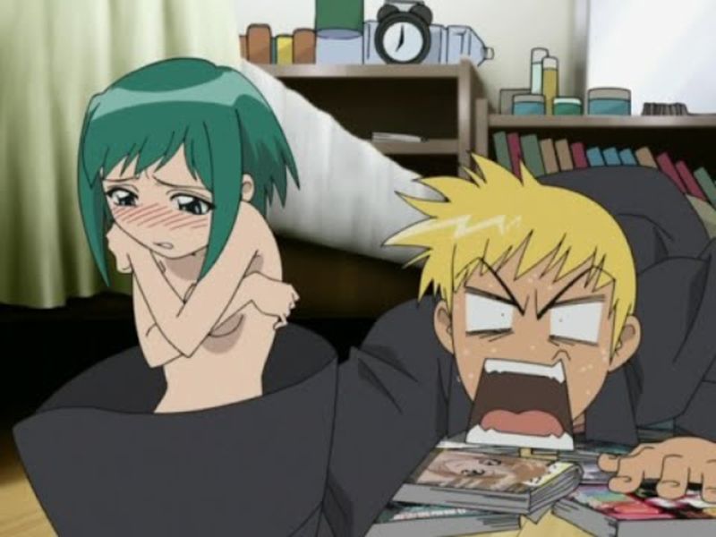 Un chico sosteniendo a una chica