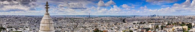 Se observa una ciudad inmensa con una torre muy alta