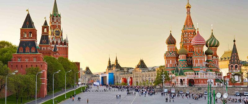 Vemos a una granplaza donde se ve unas cupulas y al frente unas torres de iglesias