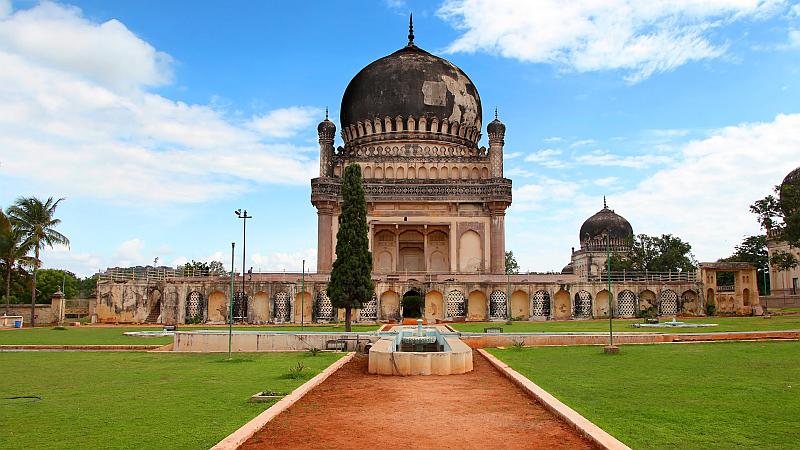 Vemos una hermosa construcion muy antigua con una extencion de terreno y tambien zonas verdes