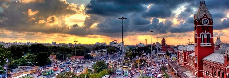 Vemos a una ciudad muy grande iglesias y avenidas y zonas verdes y congestion vehicular