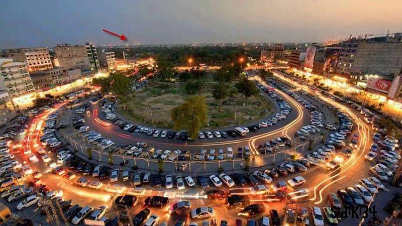 Vemos una ciudad con una forma redondeada muchos edificios y sus carros cuadrados de una forma muy especial tiene grandes avenidas