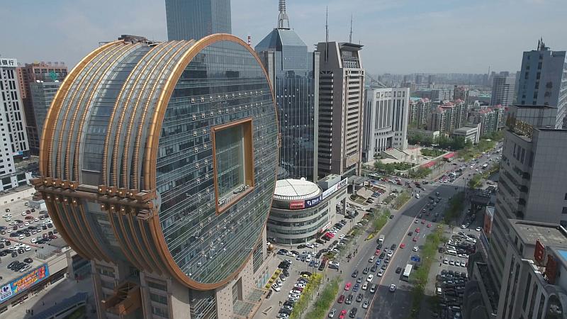 Vemos una ciudad muy moderna y con grandes estructuras, amplias avenidas