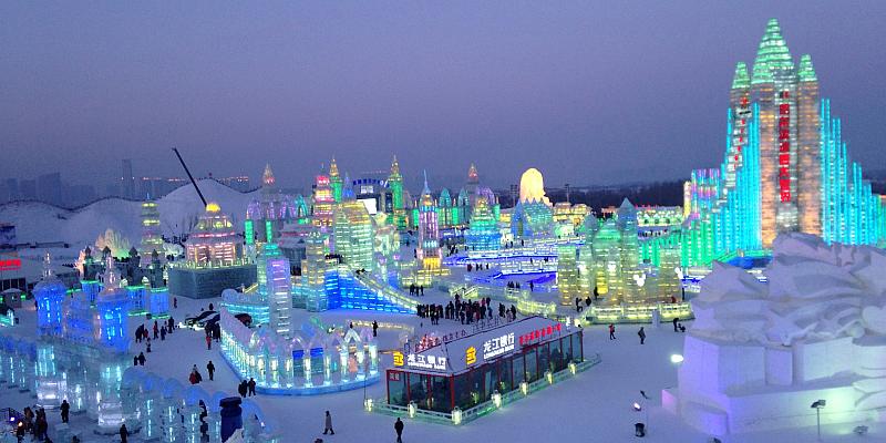 Vemos una ciudad con eficaciones y edificios iluminada y amplia