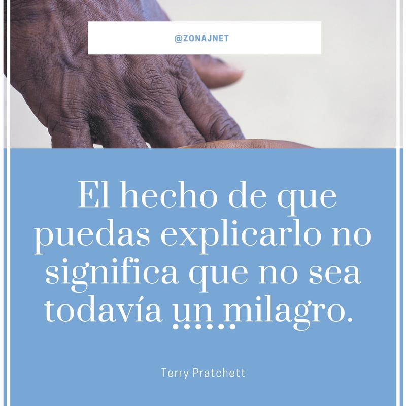 Tenemos una mano oscura  que acaricia algo y un fondo azul con un mensaje en letras blancas