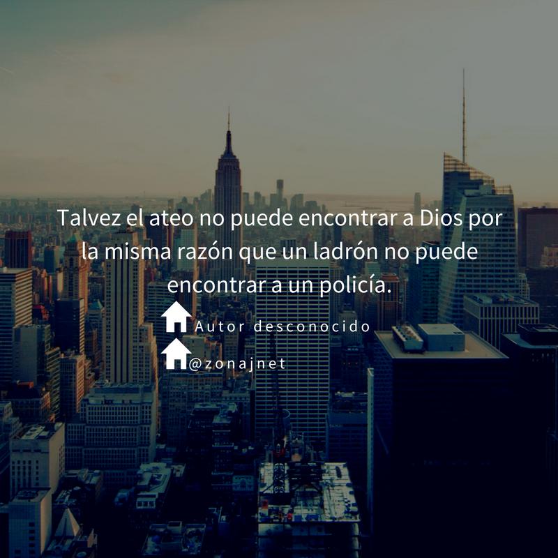 Vemos una gran ciudad llena de rascacielos y edificios altos en un atardecer