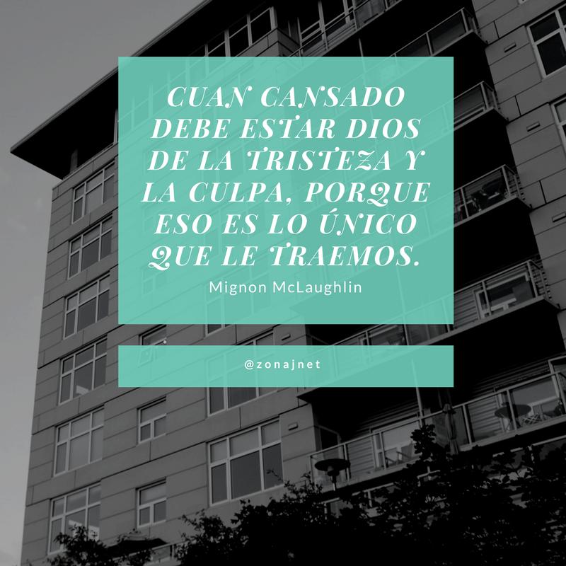 Vemos un  edificio confortable  con  balcones y unas  palabras sobre un fondo azul
