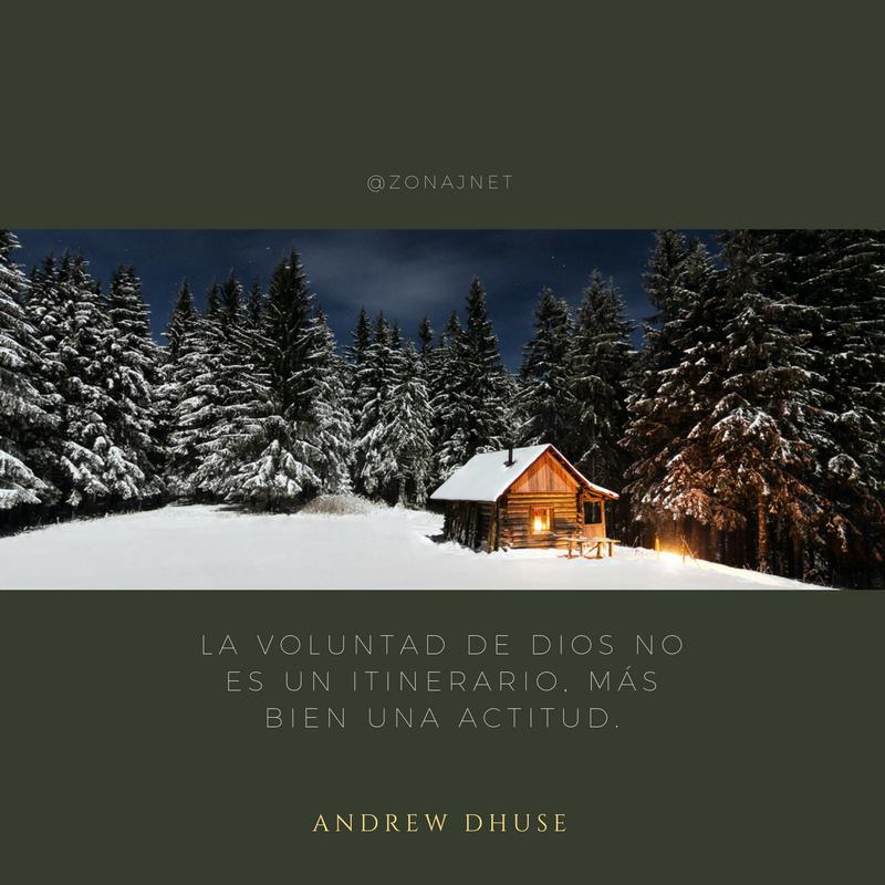 Vemos una cabaña de invierno  con chimenea rodeada de pinos muy verdes