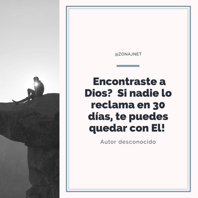 Tenemos a una persona en una roca saliente mirando el pisaje  y un cuadro blanco donde se un mensaje en letras negras