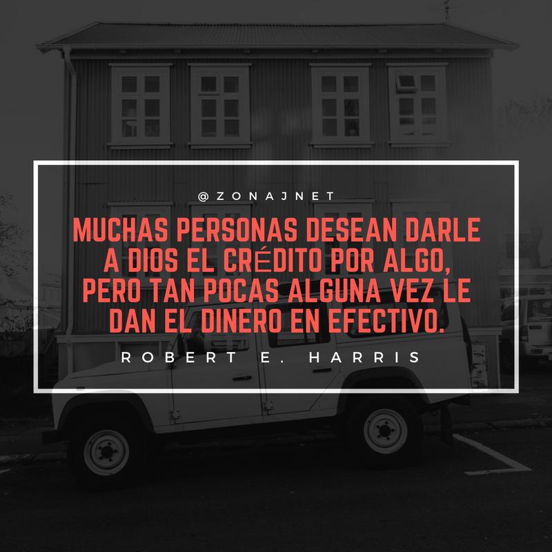 Vemos una casa en un estilo algo antiguo y un carro cuadrado a su lado y un  mensaje en letras de color rosado fuerte