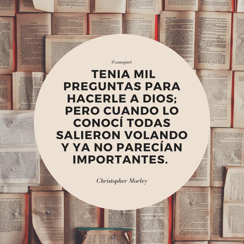 Tenemos una cantidad de libros abiertos  y un circulo con fondo blanco con un mensaje en letras negras