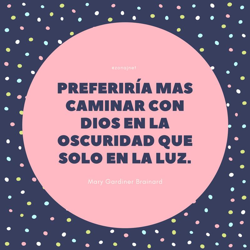 Vemos un fondo azul con puntos de colores pastel y un circulo con fondo  lila donde se ve u n mensaje