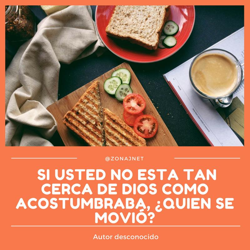 Vemos sobre una tabla un emparedado tomate y pepino y una taza de café    y una servilleta y sobre un fondo color   guayaba  un mensaje en letras blancas