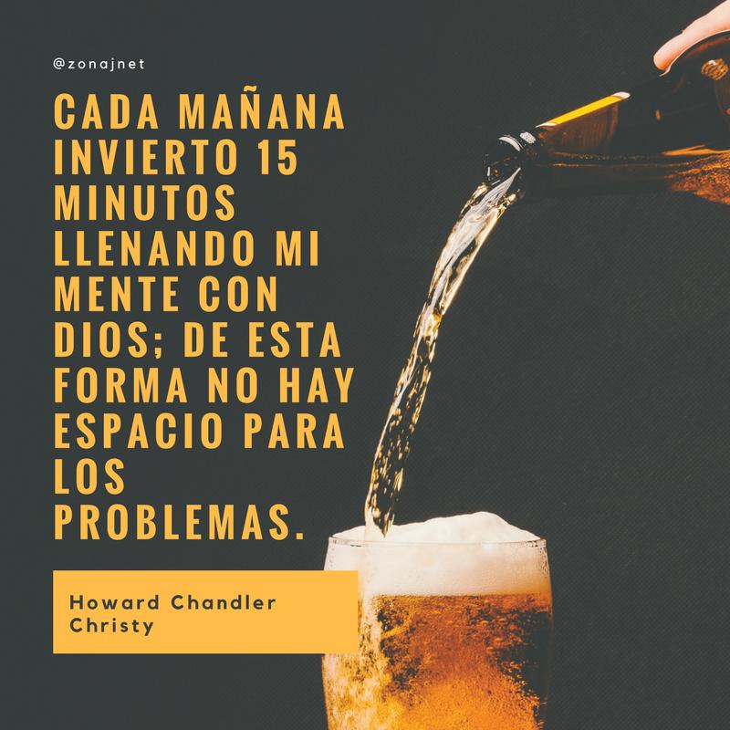 Vemos un  fondo gris con letras amarillas donde se lee  un mensaje y una botella de cerveza  que llena un vaso