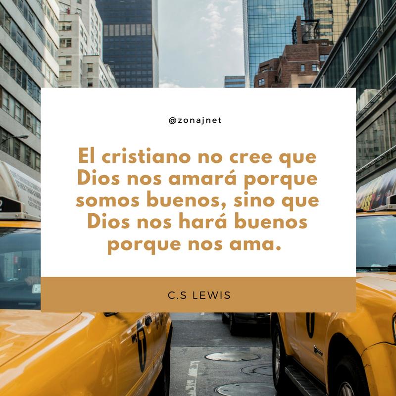 Vemos edificios a lado y lado de la calle y vemos un cuadro blanco con un mensaje en letras de