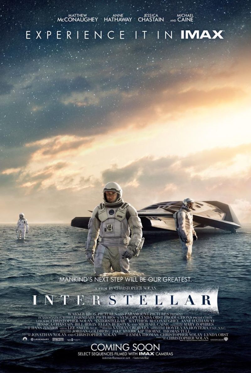 Portada de la pelicula mostrando una nave espacial y varias personas
