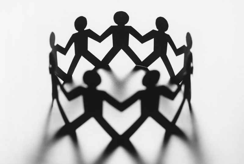 Personas de papel unidas