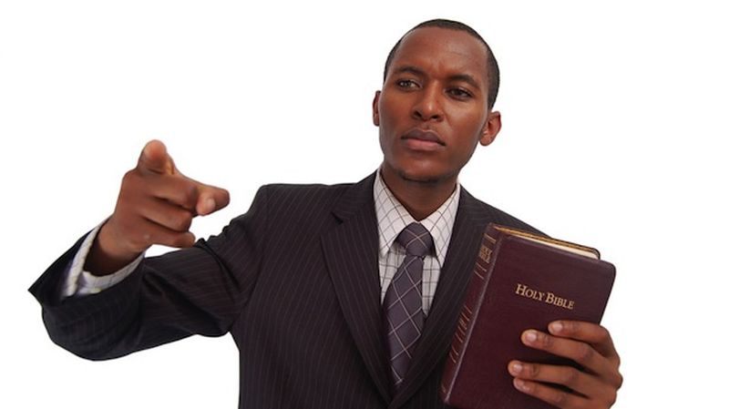 Un ombre con un libro