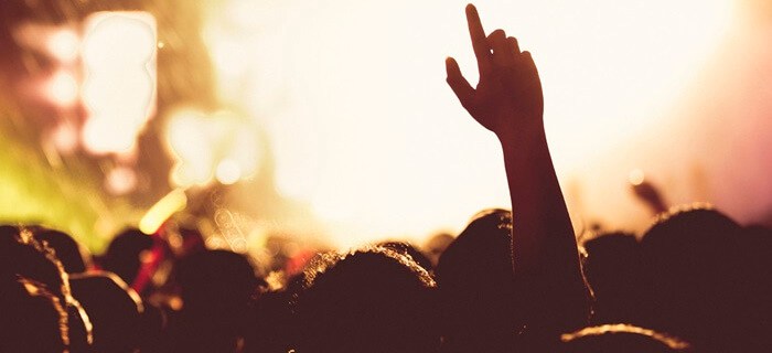 Personas alzando las manos