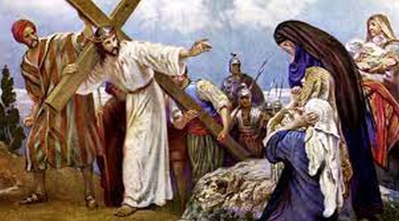 Jesús cargando la cruz y al rededor personas