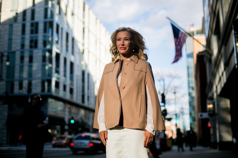 Una señora en Estados Unidos con pelo largo y rubio