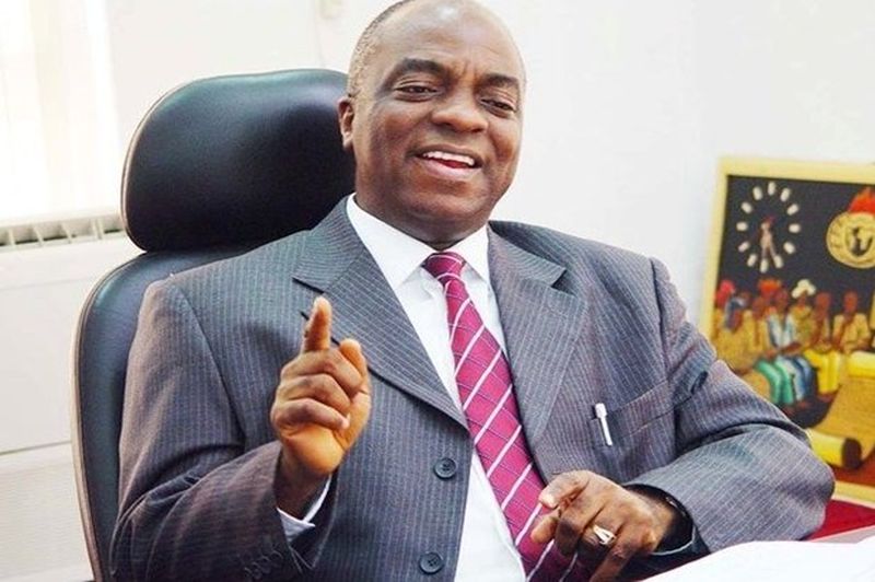 Hombre negro con traje y corbata roja