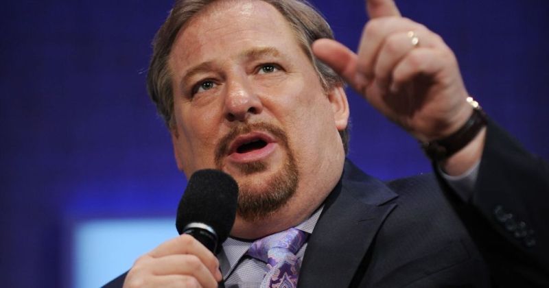 Un hombre un poco gordito aparentemente dando un mensjae