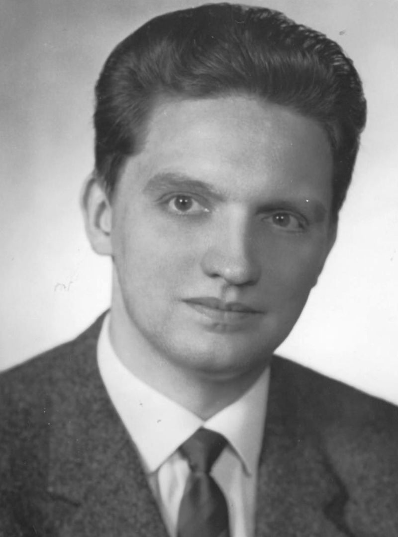 Hombre de años antes con traje y corbata