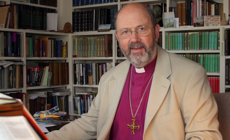 Hombre de tercera edad con traje de pastor de iglesia