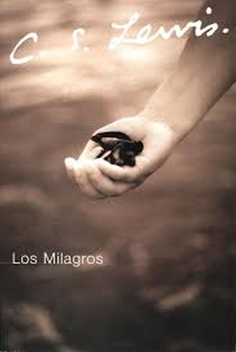 Un brazo de una mujer portando algo