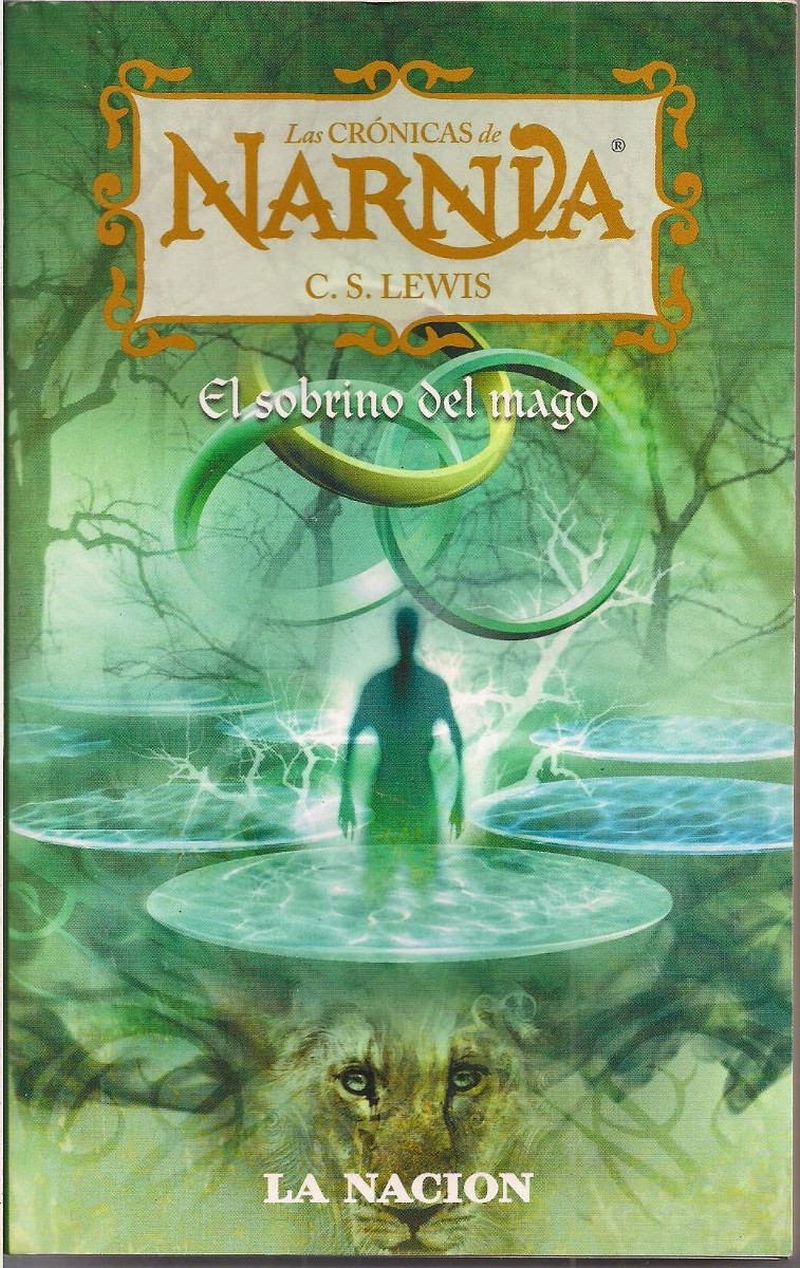 Un gombre en medio y tres anillos encima de él